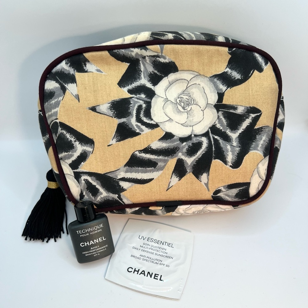 CHANEL Retro Camellia Makeup Gift-With-Purchase Bag With Tassel - Picture 2 of 14